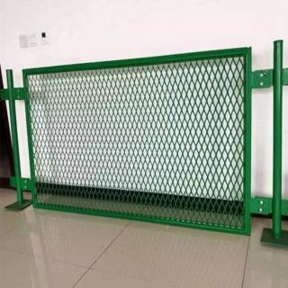 護(hù)欄網(wǎng)表面浸塑有什么好處？